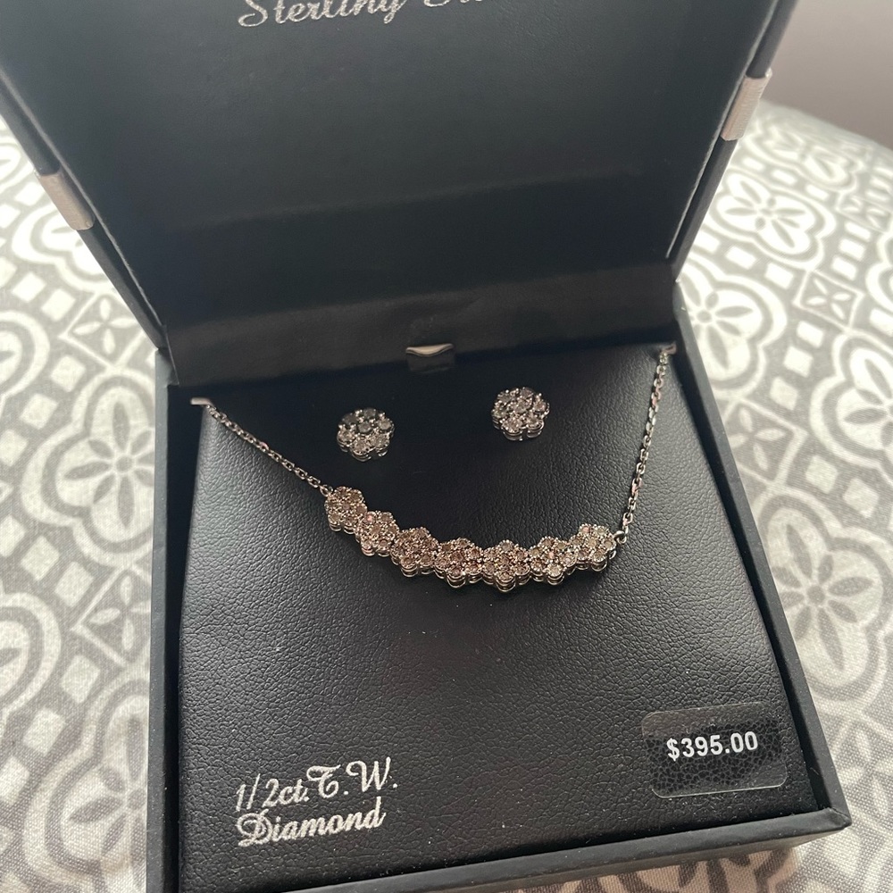 Sterling silver 1/2 CTTW Diamond Necklace and Earrings - Picture 3 of 3